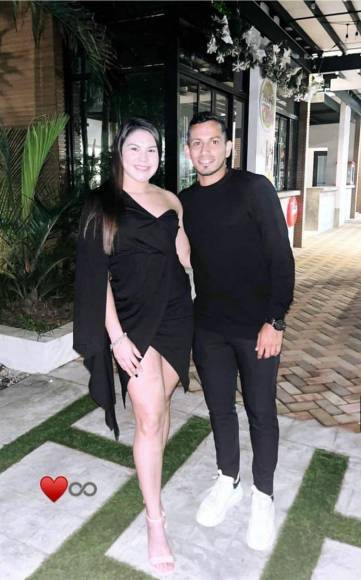 Edwin Rodríguez, mediocampista del campeón Olimpia, celebró las fiestas navideñas con su bella novia Vanessa Hernández.