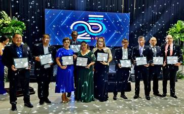 Durante el evento se entregaron reconocimientos a algunos colaboradores por su destacado desempeño en muchos años de prestar sus servicios.