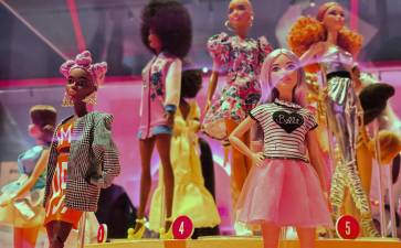 Barbie cumple 65 años este 2024, pero está más lejos de la jubilación que nunca con la apertura de 'Barbie: la exposición', esta semana, en el Museo del Diseño de Londres.