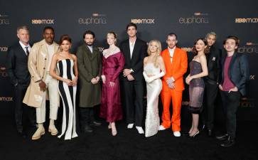 Angus Cloud, el de naranja, falleció hace un tiempo. Eso puede ser causante también del retraso de la serie.