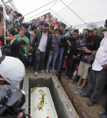 Multitudinaria despedida para Berta Cáceres