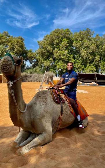 Edwin Solani Solano también se montó en un camello en Abu Dabi.