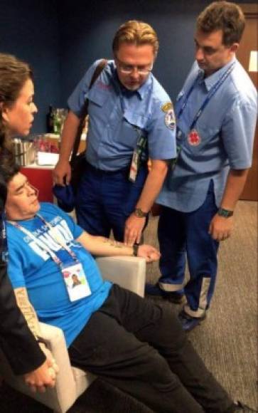 Diego Maradona terminó siendo llevado a un hospital luego del partido cuando le tomaron el pulso y vieron que la cosa no iba bien. La celebración del gol del triunfo le pasó factura.