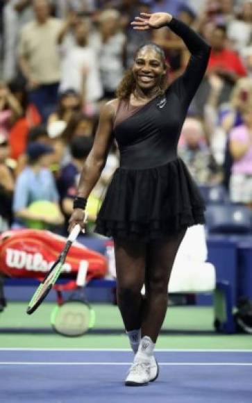 Lyst informó que 'su conjunto Off-White x Nike causó un aumento en la demanda de atuendos de tenis semana a semana y las búsquedas de' faldas de tenis negras 'y' vestidos de tenis negros 'aumentaron en un 108%'.