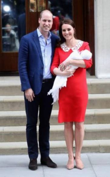 23 de abril de 2018: el palacio anuncia que Kate dio a luz a su tercer hijo las 11:01 a.m.<br/><br/>El quinto en la línea de sucesión, el príncipe Louis Arthur Charles 8 libras y 7 onzas pesó (3.8 kilogramos).<br/><br/>