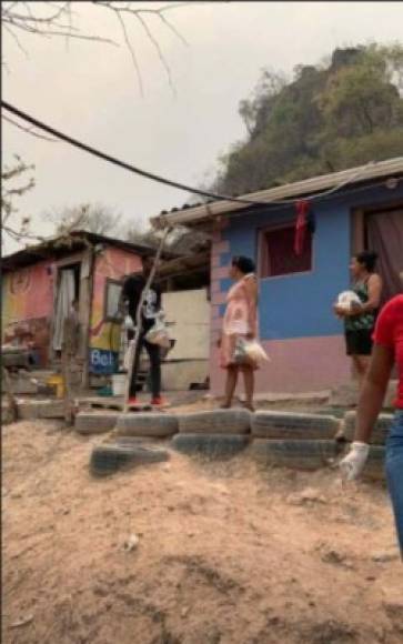Rubilio Castillo y su esposa dejaron a un lado el escándalo de violencia doméstica y se desplazaron a uno de los barrios más pobres de Tegucigalpa para entregar alimentos.