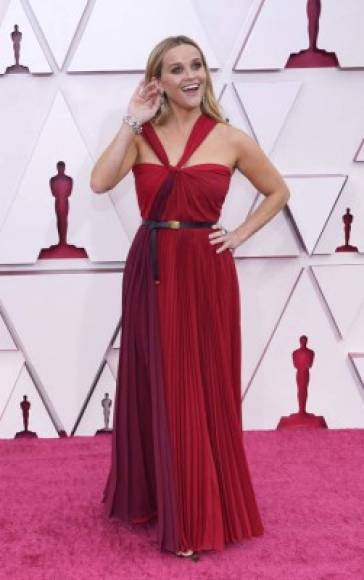 Reese Witherspoon eligió un diseño plisado bicolor -rojo y granate- de Dior, con joyas de Bulgari.