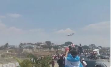 Momento en el que llega el avión de la DEA para trasladar a Juan Orlando Hernández a Nueva York.