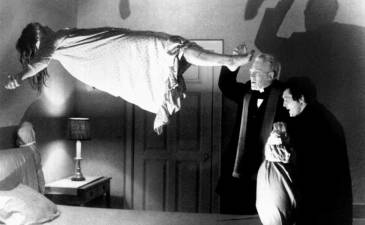 Imagen con filtro blanco y negro de la película “El Exorcista” de 1973.