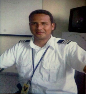 Emotiva despedida a piloto fallecido en accidente aéreo en Honduras