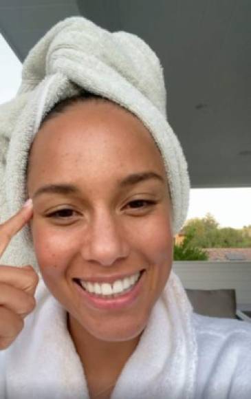 Alicia Keys publica en sus redes sociales fotografías de su rostro completamente limpio y descubierto, incitando a las mujeres a confiar en su belleza natural.