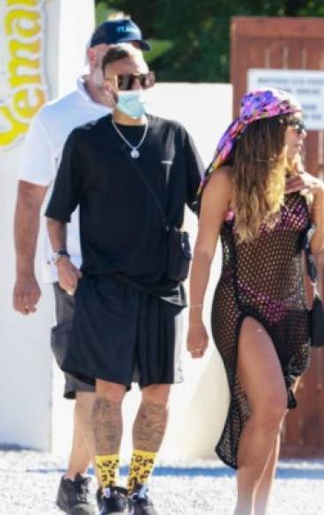 Neymar se fue junto a su familia y varias mujeres a Ibiza sin nunca imaginarse que daría positivo de coronavirus. Rafaella Santos, hermana del crack brasileño, fue una de las que lo acompañó.