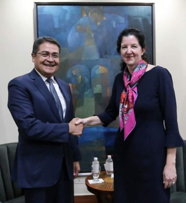 Handout photo released by Honduran presidential house shows the Honduran President Juan Orlando Hernandez (L) shaking hands with US Assistant Secretary of State for Western Hemisphere Affairs, Kimberly Breier (R) during a working meeting at the Presidential house in Tegucigalpa, on April 22, 2019. (Photo by HO / Honduran Presidency / AFP) / RESTRICTED TO EDITORIAL USE - MANDATORY CREDIT 'AFP PHOTO / HONDURAN PRESIDENTIAL HOUSE' - NO MARKETING NO ADVERTISING CAMPAIGNS - DISTRIBUTED AS A SERVICE TO CLIENTS