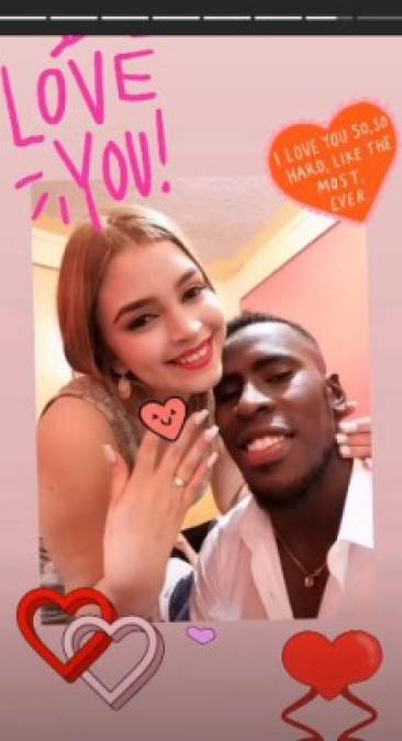 Roberto Riascos: El delantero colombiano sorprendió a su chica Esthefany Ulloa ya que le pidió matrimonio. La joven mostró su felicidad en redes sociales y obviamente le dio el sí.
