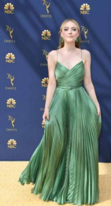 Dakota Fanning muy romántica en un vestido verde plisado.