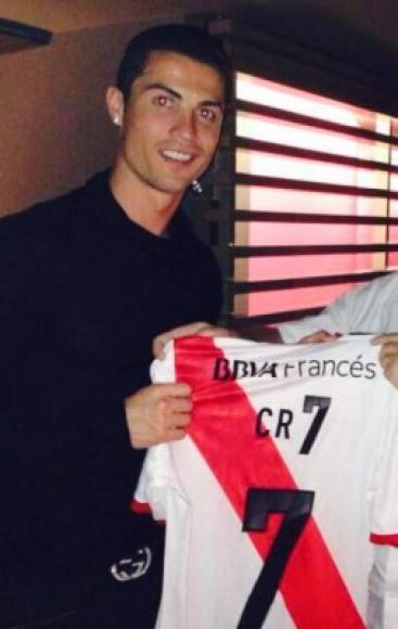 Cristiano Ronaldo posando con la camiseta de River Plate. Es seguidor de los 'Millonarios' gracias a Gonzalo Higuaín, ex jugador de River.