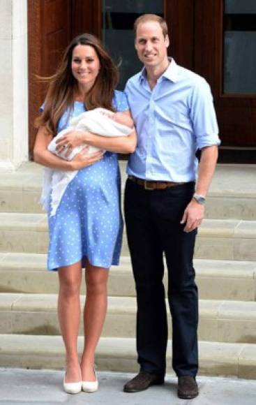 En julio de 2013, los nuevos padres orgullosos, Kate y William, presentaron a su primer hijo, el príncipe George, y la duquesa optó por un vestido azul de Jenny Packham. Un guiño al estilo usado Diana cuando presentó a su esposo al público.<br/><br/>