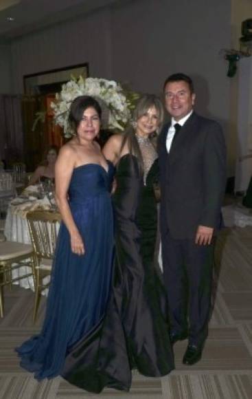 Susana Maldonado con Angie y Hugo Gaitano.