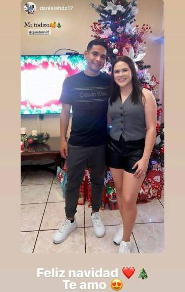 Carlos Pineda, volante del Olimpia, se acaba de comprometer con su novia Daniela Hernández y pasaron la Navidad juntos.