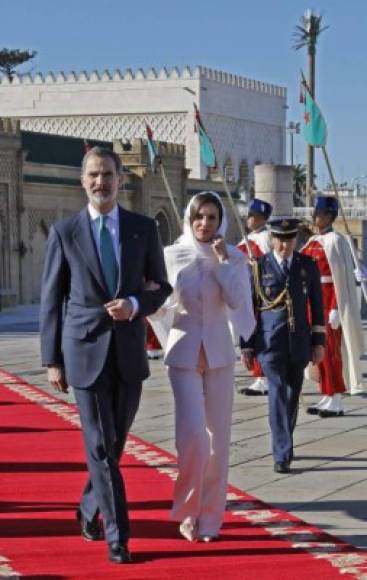 Letizia de Borbón acompaño a su esposo, el rey Felipe VI, en la firma de un acuerdo bilateral con el rey Mohamed VI, de Marruecos.