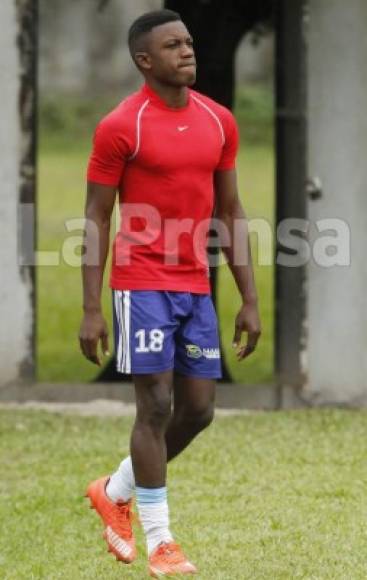 Franklin Flores: El joven lateral por la banda izquierda ha llegado a realizar una prueba con Real España en donde buscará quedarse. En la Liga Nacional ya debutó y no lo hizo mal con Victoria.