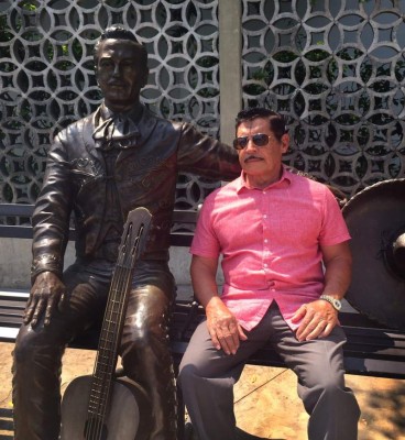 MEX20. MÉRIDA(MÉXICO), 15/04/2019.- Armando El Torito Infante Gutiérrez, posa junto a la estatua de su padre Pedro Infante, que se encuentra enfrente de los terrenos donde hace 62 años cayó el avión que transportaba al ídolo de México en la ciudad de Mérida (México). Mérida conmemora este lunes el 62 aniversario luctuoso del actor y cantante Pedro Infante, donde perdió la vida el 15 de abril de 1957 cuando se estrelló su avión en el centro de la capital del suroriental estado de Yucatán. EFE/ Martha López Huan