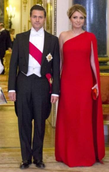 Durante su visita al Palacio de Buckingham para reunirse con la reina Isabel II, 'la Gaviota' optó por un traje Valentino con un valor de 3,300, generando nuevamente indignación en las redes sociales.