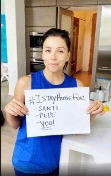 Eva Longoria <br/>La actriz con raíces mexicanas apareció en sus redes sin maquillaje para explicar quienes la llevan a recluirse: 'Por Santi (su hijo), por Pepe (su marido) y por ti'.<br/>