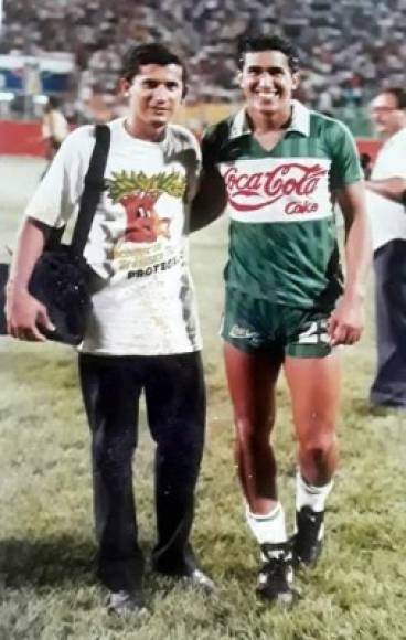 Su debut profesional en el fútbol fue con el Marathón en 1977, el único equipo en el que jugó en la Liga Nacional de Honduras y ahí mismo se retiró en 1989.
