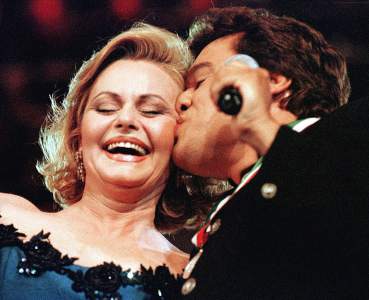 La cantante falleció en 2006 víctima del cáncer, dolida -según reconoció ella misma- por que el músico no se hubiera interesado por su salud desde que enfermó. Ese mismo año, en plena gira de celebración de sus 35 años de carrera, Juan Gabriel tuvo palabras de recuerdo para 'Marieta'. 'Compartí con ella lo mejor de mí, mis canciones, y ya ven, todos son recuerdos, nada más. El 25 de marzo empezó la leyenda de la señora Dúrcal. Un amor eterno', expresó.