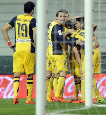 El Atlético aguanta la presión y se mantiene en la punta de la Liga