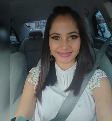 Psicóloga muere al estrellarse su carro contra poste de bulevar