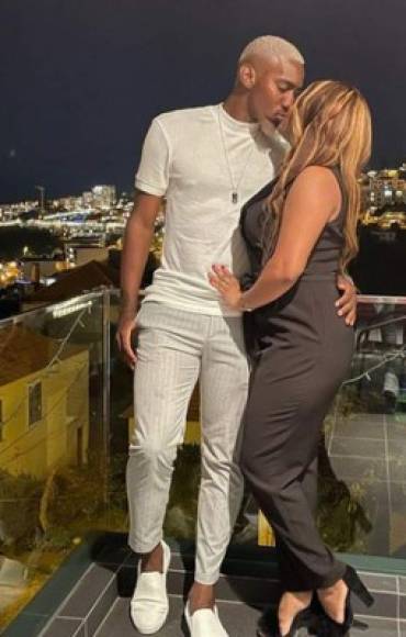 El atacante hondureño Bryan Róchez junto a su amada esposa le dieron la bienvenida al 2021.