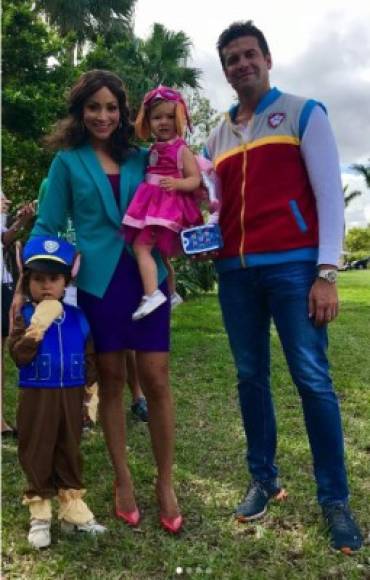 La periodista hondureña Satcha Pretto tuvo un segundo cambio de vestuario para aparecer junto a su esposo e hijos vestidos de los personajes de Paw Patrol para las fiestas de Halloween.