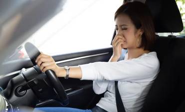 Una mujer siente mal olor dentro de su automóvil, provocado por la humedad que se concentró al interior.
