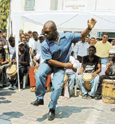 Festejan aniversario bailando punta