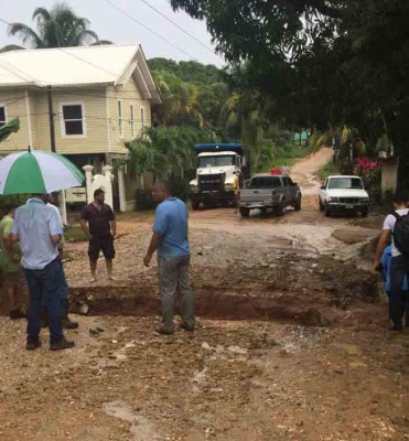 Lluvias dejan un muerto y destrucción en Roatán