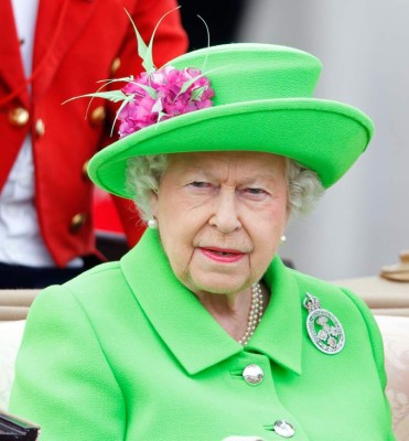 La reina Isabel II preside una parada militar y un desfile aéreo por sus 90