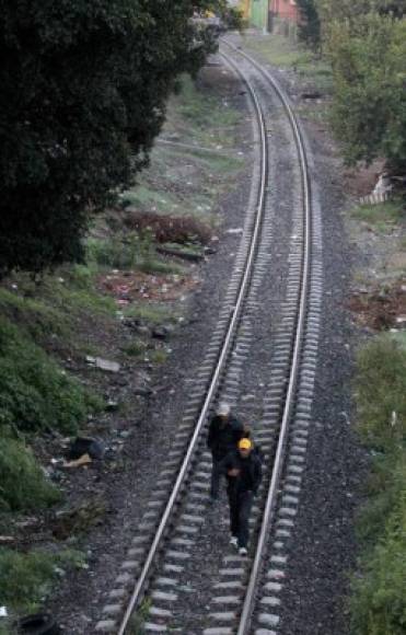 Los migrantes caminan varios kilómetros por las vías del tren, a la espera de subirse a 'La Bestia' que los llevará hasta la ciudad de Tijuana.