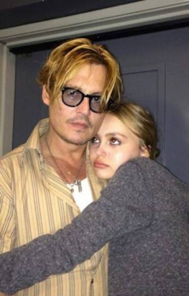 Lily-Rose Depp, la hija de Johnny Depp y la actriz y modelo francesa Vanessa Paradis, se declaró como sexualmente. Johnny dijo al Daily Mail: 'Ya lo sabía porque ella me dice todo. No tiene miedo de decirme nada. Somos súper cercanos y estoy muy orgulloso de nuestra relación... Estoy allí para ella '.