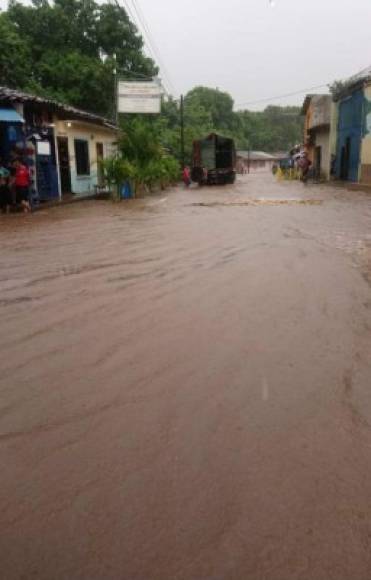 En Azacualpa, jurisdicción del municipio de El Triunfo, la saturación del terreno causó que el muro del centro de educación básica Miguel Paz Barahona cediera parcialmente ante las intensas lluvias.