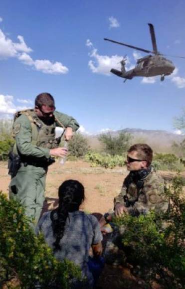 Los agentes fronterizos también han realizado varios operativos de rescate, especialmente en el área sur de Arizona, donde varios inmigrantes sucumben a las temperaturas extremas del desierto.