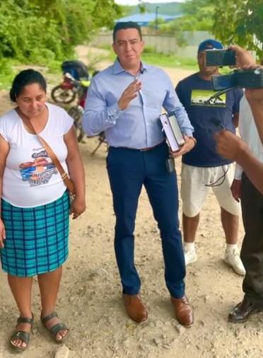 La acusan de robarse $5,000 y tras dos meses presa, abogado demostró su inocencia sin cobrarle