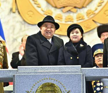 <b>Kim</b> <b>Jong</b> Un es el nieto del fundador de Corea del Norte, <b>Kim</b> Il Sung, y sucedió al frente del país a su padre <b>Kim</b> <b>Jong</b> Il cuando este falleció en 2011.