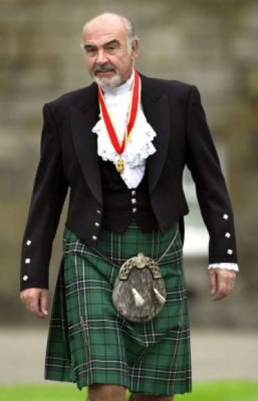 El intérprete siempre mostró públicamente su apoyo social y financiero al Partido Nacionalista Escocés (SNP), defensor de la independencia de Escocia, y cuando fue nombrado caballero por la reina Isabel II en el año 2000, acudió ataviado con la tradicional falda escocesa o 'kilt'.