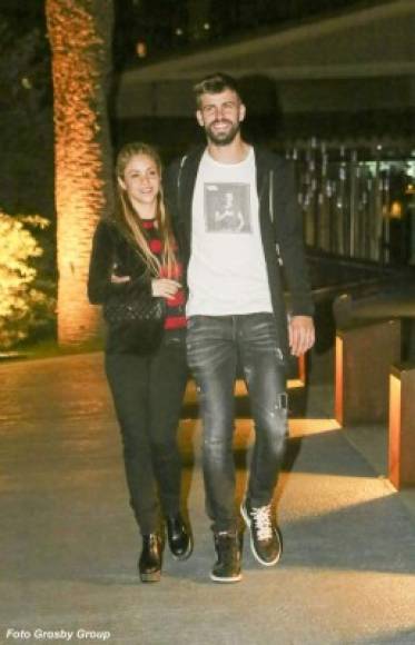 Por otro lado Shakira y Piqué nunca se refieren a su vida privada, aunque ello involucre tener que soportar el constante cotilleo sobre su relación.<br/><br/>Esta fue la última foto tomada a la pareja caminando junta cuando se dirigían a una reunión en Barcelona a principios de mayo.<br/>