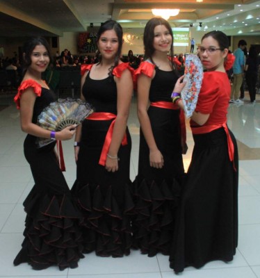 Con bailes y cantos celebran 17 años de éxito educativo