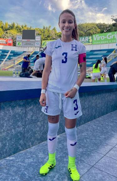 Bárbara Murillo quería vestir los colores de su país y representar al fútbol femenino de Honduras. Su sueño se cumplió y fue llamada a la Selección Mayor.