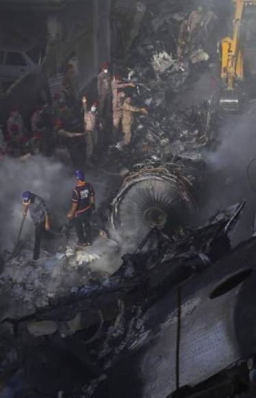 El avión se estrelló a comienzos de la tarde muy cerca del aeropuerto de la capital económica paquistaní y en el primer día de las vacaciones por el fin de la festividad musulmana de Ramadán.<br/>
