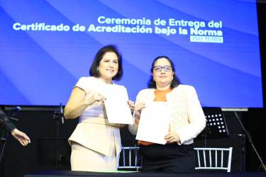 Ana Clemencia Bueso, gerente general del Laboratorio Bueso Arias, luego de firmar el certificado de acreditación bajo la norma ISO 15189.